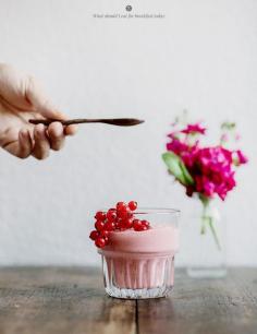 Oatmeal shake with currants
