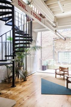 Studio details at Fiona Lynch with one of Fiona’s ‘Fields’ rugs featured. Photo - Andy Johnson. Production – Lucy Feagins on thedesignfiles.net