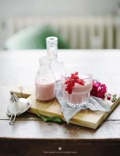 Oatmeal shake with currants
