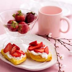 TORRADA DE REQUEIJÃO E MORANGOS