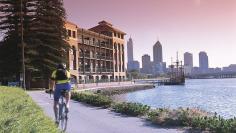 Perth-Fietsen. Perth is zeer geschikt om per fiets te verkennen, overal zijn fietspaden en prachtige plekjes. Hier bij de Swan Brewery. In Perth kun je op verschillende plekken gratis fietskaarten krijgen.