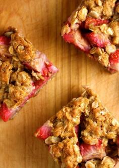 STRAWBERRY OATMEAL CRUMBLE BARS