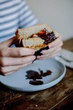 Hot sandwich with chocolate, bacon, blue cheese and figs / Marta Greber