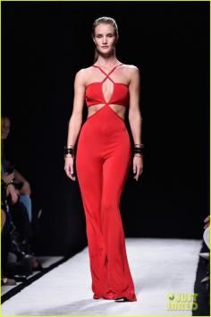 rosie huntington whiteley puts her abs on display for her runway return 06