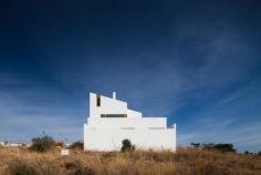 So pretty and so Portugal.    (House in Mexilhoeira-Grande / Marco Arraiolos)