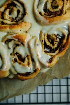vegan cinnamon buns w/ dark chocolate + figs