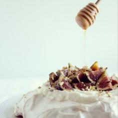 
                        
                            Figs&Honey Pavlova | Migalha Doce instagram.com/...
                        
                    