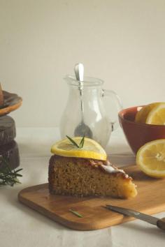 
                        
                            Rosemary Lemon Cake | Migalha Doce
                        
                    