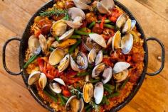 Paella Valenciana - delicious & perfect for summer, plus easy to make it #GlutenFree
