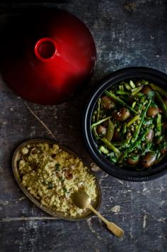 
                        
                            Tagine de batatas, espargos e ervilhas
                        
                    