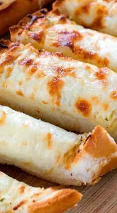 
                    
                        Easy Cheesy Garlic Bread ~ perfect to go with pasta dishes or soups! So easy and so good, you won’t be able to stop eating it!
                    
                