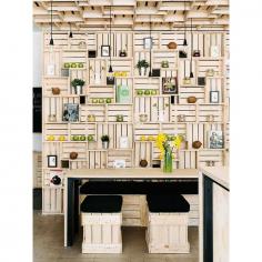 Que tal para uma área com churrasqueira ? / Um bar mais tranzado? Acho que rola sim! SnapWidget | Caixas de madeira usadas de um jeito incrível, e ainda por cima com detalhes em verde e amarelo! Restaurante Pressed Juices, com projeto assinado pelo estúdio de design australiano Every. #design #arquitetura #interiores #caixas #verdeamarelo #vaiBrasil