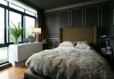 
                    
                        Love the throw and the paneling
                    
                