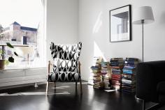 
                    
                        A black and white Stockholm apartment
                    
                