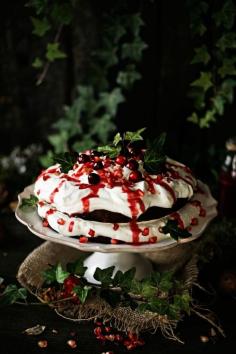 
                    
                        Pratos e Travessas: Bolo de chocolate, nozes e Porto com bagas vermelhas # Chocolate, walnuts and Port cake with red berries | Food, photography and stories
                    
                