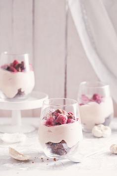 
                    
                        Food photography / bright / Verrines aux marrons, streusel et framboises
                    
                