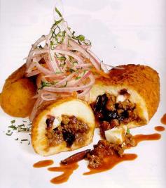 
                    
                        Papa rellena. La domesticación de la papa en el Perú se remonta a ocho mil años. Su cultivo se extendió por costa, sierra y selva y se convirtió en uno de los principales nutrientes de los antiguos peruanos.
                    
                