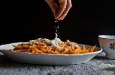 
                    
                        Marmita: Pasta com creme de pimento
                    
                