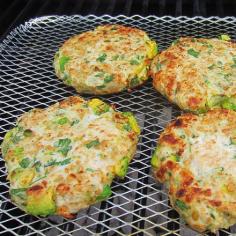 Spice up your chicken burgers with some good fats from avocardo. Delicious & healthy grilled burger... YUM! | #chicken #healthyburgers #healthycooking #organic #avocado #healthydinners