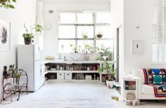 
                    
                        The beautiful bright studio apartment of Sydney creative Penny Lane. Photo – Eve Wilson, production – Lucy Feagins on thedesignfiles.net
                    
                