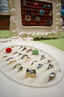 DIY ring display | Rolled felt hot glued together and onto cardboard inserted into picture frame | www.bykaro.nl for your jewelry making supplies