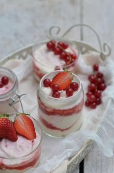 
                    
                        Ananás e Hortelã: Mousse de Chocolate Branco com Morangos
                    
                
