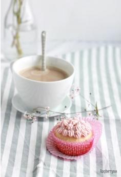 
                    
                        ... raspberry cocos cupcakes ...
                    
                