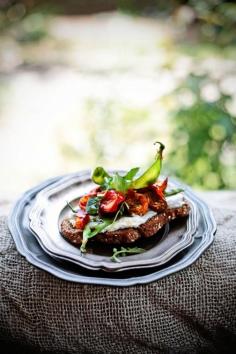 
                    
                        Pratos e Travessas: Bruschette de tomates cereja e ervilhas de quebrar assados # Roasted cherry tomatoes and snow peas bruschette | Food, photography and stories
                    
                