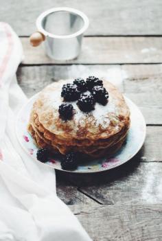 Vegan pannenkoeken met de eerste bramen! | eten uit de volkstuin
