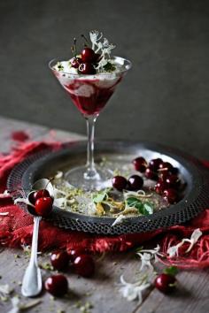 
                    
                        Pratos e Travessas: Parfait the cerejas e madressilva com creme de ricotta e baunilha # Cherries and honeysuckle parfait with ricotta and vanilla cream | Food, photography and stories
                    
                