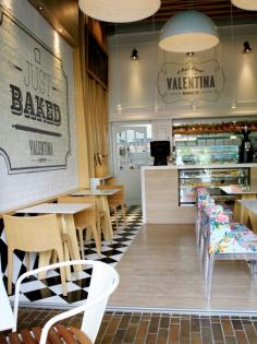 
                    
                        Valentina tiene ese aire francés de lo dulce y tratándose de una pastelería el estudio colombiano Masif no pudo ser más atinado. Presentan un interiorismo delicado, amable, lleno de molduras de madera como las que se usan en las fachadas paris
                    
                
