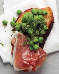 Spring Party: Minted Pea & Prosciutto Crostini