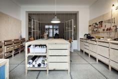 OpenStructures ontwikkelde behalve een gemeenschappelijke intermodulaire taal en een online database ook een prototype van een werkplaats/atelier/stockageruimte in de Brusselse deelgemeente Elsene. Dat soort magazijnen en ontmoetingsplaatsen moet de draaischijf worden voor de organisatie van het hergebruik van de onderdelen en componenten.