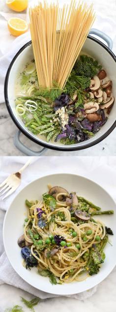 
                    
                        One-Pot Skinny Pasta Primavera is creamy but light and totally swimsuit friendly | foodiecrush.com
                    
                