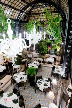 
                    
                        RESTAURANT LES 4 SERGENTS. LA ROCHELLE, FRANCE  DESIGN: OCTANT DESIGN LA ROCHELLE 2011  PHOTOGRAPHER: FABRICE POUPLIER  PRODUCTS:  PAPER CHANDELIER  5 O'CLOCK CHAIR
                    
                