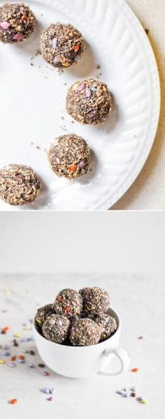 
                    
                        NO BAKE Chocolate Peanut Butter Energy Bites I howsweeteats.com
                    
                
