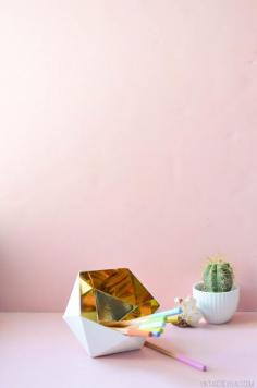 
                    
                        Helloo cute storage!  Metallic Geo Ball made from cardstock.  I can't believe how easy this tutorial is!
                    
                