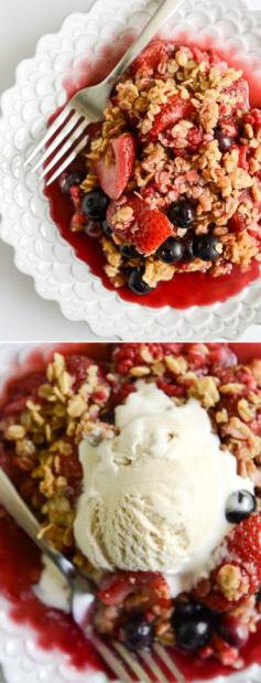 
                    
                        Summer Sangria Berry Crumble I howsweeteats.com
                    
                