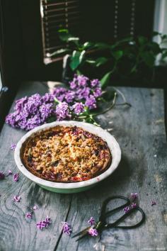 Rhubarb tart with oatmeal crumble