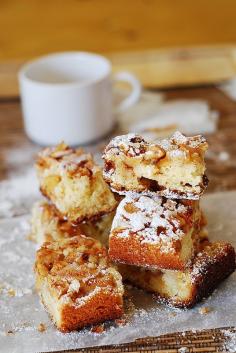 Thanksgiving recipe: Super easy apple squares! These little baked treats are all about huge chunks of apples tossed in cinnamon and brown sugar! | JuliasAlbum.com | Thanksgiving desserts