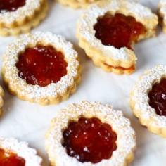 
                    
                        Linzer Cookies platingsandpairin...
                    
                