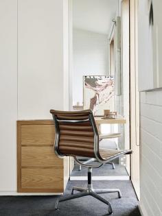 
                    
                        Great study nook in the corner of the bedroom
                    
                
