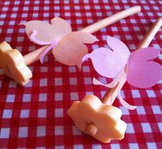 Bloemen van kaas, soepstengel en eetpapier.