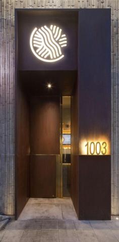 
                    
                        This door welcomes you to a restaurant in Changsha, China.
                    
                