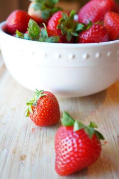 Produce wash with vinegar and water | 6 Ways to Clean Your Home With Vinegar | tomatoboots.co