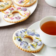 embellished wreaths cookies martha bakes tea