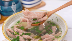 Fuding Meat Slices is a popular street food from Fuding, Fujian. These tender, bouncy meat slices are made from minced pork mixed with sweet potato starch, then shaped into small pieces and cooked in a flavorful broth. The soup is usually enhanced with ingredients like wood ear mushrooms, green onions, and white pepper, creating a light yet deeply satisfying taste. Whether as a snack or a hearty meal, this dish is a comforting favorite among locals and visitors alike.